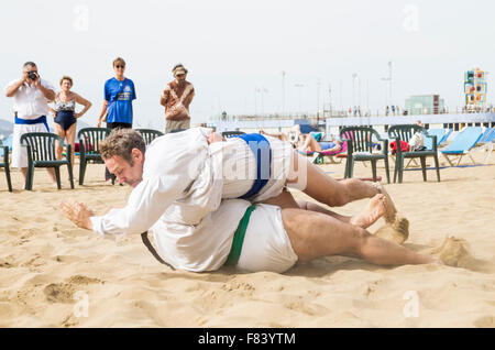 Las Palmas, Gran Canaria, Kanarische Inseln, Spanien. 5. Dezember 2015. Lucha Canaria Demonstration am Strand Las Canteras in Las Palmas auf Gran Canaria. Lucha Canaria (Kanarisches Ringen) kann am besten als eine Mischung aus Ringen und Sumo, beschrieben ist das Objekt den Gegner berühren den Sand mit irgendeinem Teil ihres Körpers, mit Ausnahme der Füße machen. Bildnachweis: Alan Dawson News/Alamy Live-Nachrichten Stockfoto