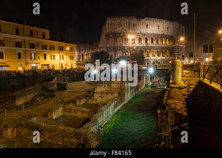 Blick auf das Kolosseum und der Ludus Magnus in Rom Stockfoto