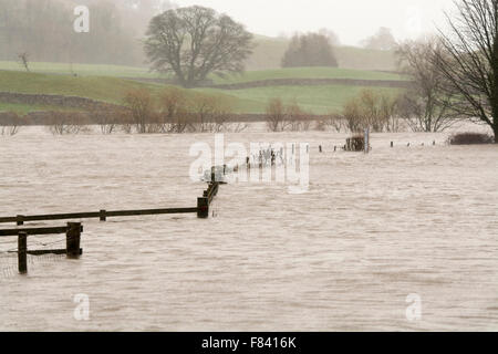 Wensleydale, North Yorkshire, UK. 5. Dezember 2015. Überfluteten Land und Straßen in Wensleydale, North Yorkshire, UK. Bildnachweis: Wayne HUTCHINSON/Alamy Live-Nachrichten Stockfoto