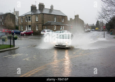 Wensleydale, North Yorkshire, UK. 5. Dezember 2015. Überflutete Straßen in Hawes, North Yorkshire, waren ein Problem für Autos und Fußgänger. Bildnachweis: Wayne HUTCHINSON/Alamy Live-Nachrichten Stockfoto