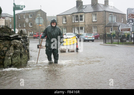 Wensleydale, North Yorkshire, UK. 5. Dezember 2015. Überflutete Straßen in Hawes, North Yorkshire, waren ein Problem für Autos und Fußgänger. Bildnachweis: Wayne HUTCHINSON/Alamy Live-Nachrichten Stockfoto