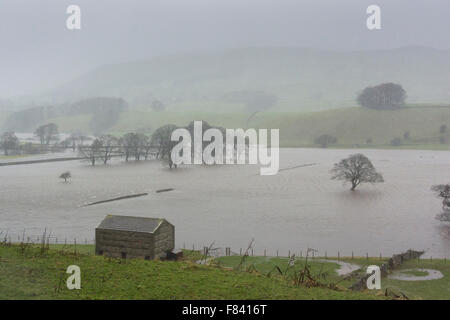 Wensleydale, North Yorkshire, UK. 5. Dezember 2015. Überfluteten Land und Straßen in Wensleydale, North Yorkshire, UK. Bildnachweis: Wayne HUTCHINSON/Alamy Live-Nachrichten Stockfoto