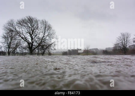 Wensleydale, North Yorkshire, UK. 5. Dezember 2015. Überfluteten Land und Straßen in Wensleydale, North Yorkshire, UK. Bildnachweis: Wayne HUTCHINSON/Alamy Live-Nachrichten Stockfoto