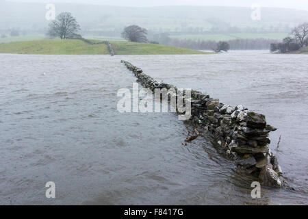 Wensleydale, North Yorkshire, UK. 5. Dezember 2015. Überfluteten Land und Straßen in Wensleydale, North Yorkshire, UK. Bildnachweis: Wayne HUTCHINSON/Alamy Live-Nachrichten Stockfoto