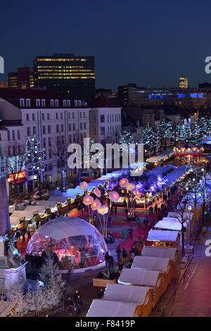 Weihnachtsmarkt am Ort Vismet komplette Ausleuchtung am 4. Dezember 2015 in Brüssel, Belgien. Arbeitszeit des Marktes wurden bis 22.00 Uhr verlängert. Stockfoto