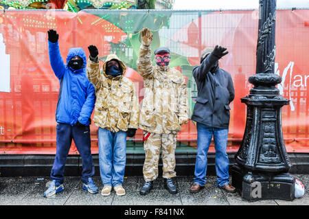 Belfast, Nordirland. 05. Dez 2015 - Eine kleine Gruppe von Neonazis mit Protest der Name 'Waffen-SS West Belfast Shankill Skinheads in der City Hall von Belfast gegen muslimische Flüchtlinge aus Syrien und anderswo. In einer Aussage, Sie sagten 'Wir sind Skinheads bis zu dem Tag, an dem wir sterben, und wird immer kämpfen für unsere Britishness. W.P.W.W. [White Pride World Wide]'. Ein Vertreter behaupteten Flüchtlinge nicht in Belfast willkommen sind. "Es gibt genügend Probleme im eigenen Land in den letzten Jahren. Wir wollen nicht, dass sie [die Flüchtlinge]. Dies ist nicht nur von mir, es ist von allen, die ich kenne. Credit: Stephen Barnes/Alamy Live Neue Stockfoto