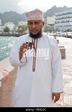 Omanische Mann in traditioneller Kleidung auf der Promenade Mutrah in Muscat, der Hauptstadt des Sultanats Oman. Stockfoto