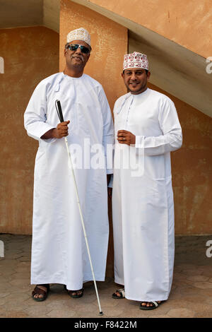 Zwei omanischen Männer stehen außerhalb des Mutrah Souks in Muscat, der Hauptstadt des Sultanats Oman. Stockfoto
