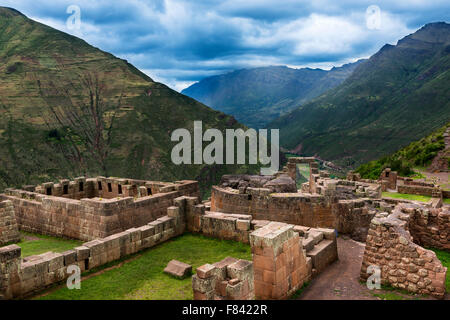 Ansicht der Inka-Ruinen in der Nähe der Stadt von Pisac im Heiligen Tal, Peru Stockfoto