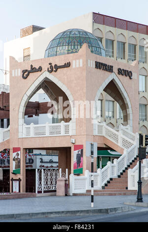 Eingang zum Mutrah Souk in Muscat, der Hauptstadt des Sultanats Oman. Stockfoto