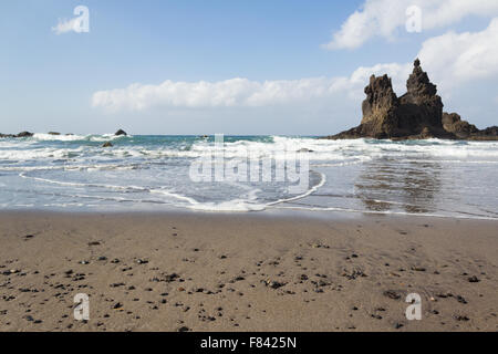 Panorama Strand mit Felsen im Wasser und Blau Himmel - Benijo Strand Teneriffa Stockfoto