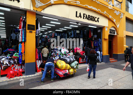 Shop Verkauf billig importiert Kleidung in Jiron Union, zentral-Lima, Peru Stockfoto