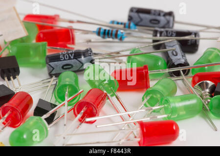 kleine Gruppe von LEDs in rot und grün liegen auf einem weißen Hintergrund Stockfoto