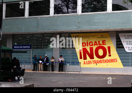 Menschen Schlangestehen vor Finanzamt in Zentral-Lima, Peru. Stockfoto