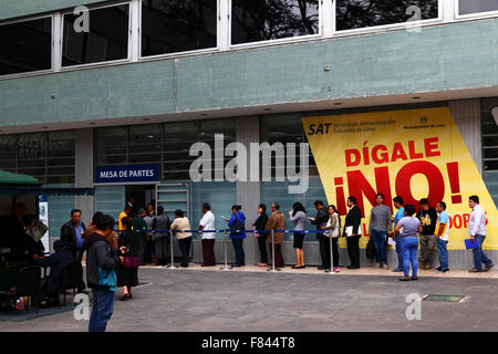 Menschen Schlangestehen vor Finanzamt in Zentral-Lima, Peru. Stockfoto