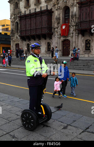 Serenazgo Stadtwachmann auf einem Segway Personal Transporter vor dem Erzbischöflichen Palast, Plaza de Armas, Lima, Peru Stockfoto