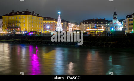 Nacht Schuss von Innsbruck Weihnachtsmarkt im Marktplatz von Inn-Ufer angesehen Stockfoto