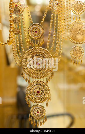 Gold Schmuck zum Verkauf in Mutrah Souk in Muscat, der Hauptstadt des Sultanats Oman. Stockfoto