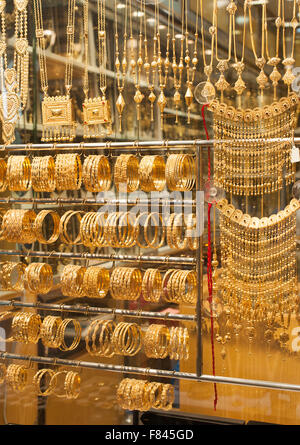 Gold Schmuck zum Verkauf in Mutrah Souk in Muscat, der Hauptstadt des Sultanats Oman. Stockfoto