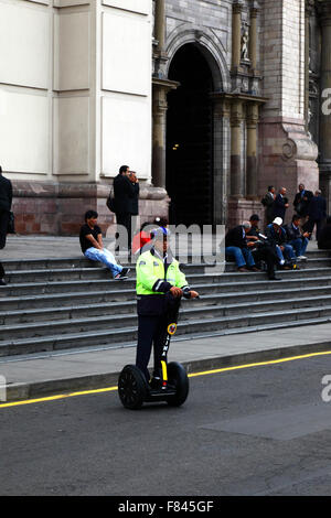 Serenazgo kommunale Wachmann auf Segway Personal Transporter vor Kathedrale, Plaza de Armas, Lima, Peru Stockfoto