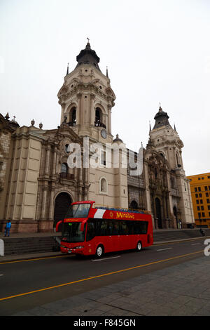 Offenen gekrönt Doppeldecker Sightseeing Tour-Bus vor der Kathedrale, Plaza de Armas, Lima, Peru Stockfoto