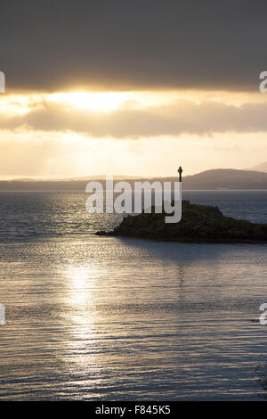 Die Sonne bricht durch die Wolken über Downing Punkt Dalgety Bay Fife Schottland. Stockfoto