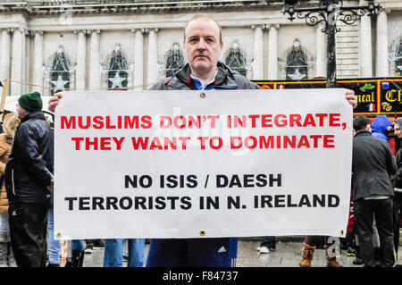 Belfast, Nordirland. 5. Dezember 2015 - ein Mann hält ein Banner-Sprichwort "Muslime nicht integrieren, wollen sie zu dominieren. Keine ISIS/DAESH Terroristen in Nordirland "als die protestantische Koalition halten einen Protest gegen islamische Flüchtlinge nach Nordirland kommen. Bildnachweis: Stephen Barnes/Alamy Live-Nachrichten Stockfoto