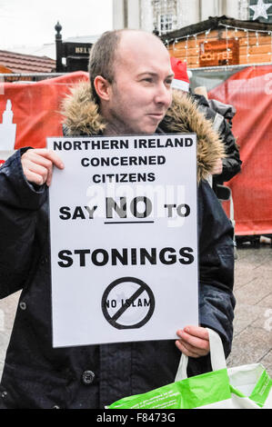 Belfast, Nordirland. 5. Dezember 2015 - ein Mann hält ein Plakat-Sprichwort "Northern Ireland besorgte Bürger sagen Nein zu Steinigungen.  Kein Islam ". Bildnachweis: Stephen Barnes/Alamy Live-Nachrichten Stockfoto