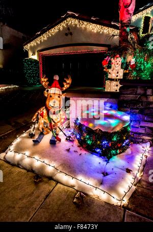 Valencia, Kalifornien, USA. 4. Dezember 2015. Immobilien Anzeigen Weihnachtsbeleuchtung und Dekorationen in einem Vorort von Los Angeles. Bildnachweis: Brian Cahn/ZUMA Draht/Alamy Live-Nachrichten Stockfoto