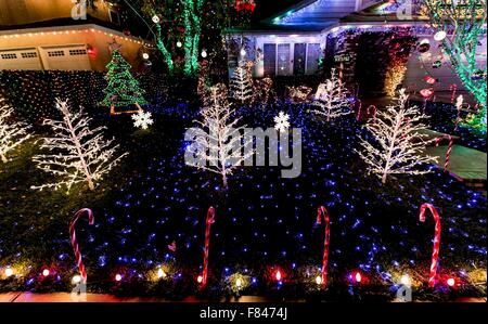 Valencia, Kalifornien, USA. 4. Dezember 2015. Immobilien Anzeigen Weihnachtsbeleuchtung und Dekorationen in einem Vorort von Los Angeles. Bildnachweis: Brian Cahn/ZUMA Draht/Alamy Live-Nachrichten Stockfoto