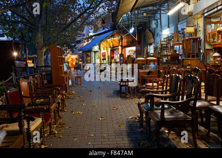 Antike Möbel-Shop auf dem Flohmarkt im Bereich Monastiraki in Plaka, Athen Stockfoto