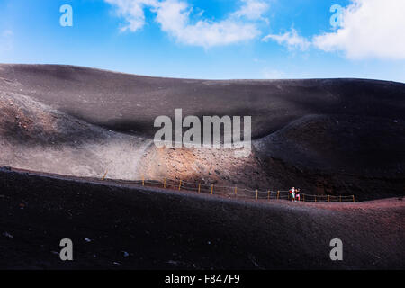 Eine Gruppe von Touristen nehmen eine Selfie vor die größte inaktiven Kisten von 2002 Eruption auf den Vulkan Ätna in Sizilien Stockfoto