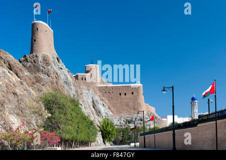 Al Mirani Fort und Minarett der Al Khor Mosque in alten Muscat, der Hauptstadt des Sultanats Oman. Stockfoto