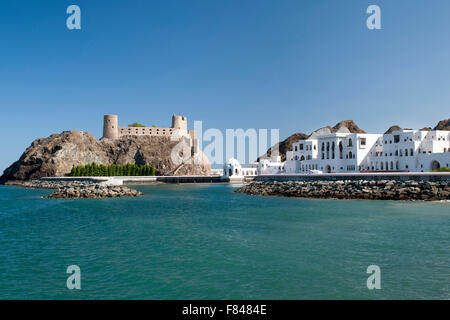Al Jalali Fort und der Rückseite der Al Alam Palast in alten Muscat, der Hauptstadt des Sultanats Oman. Stockfoto