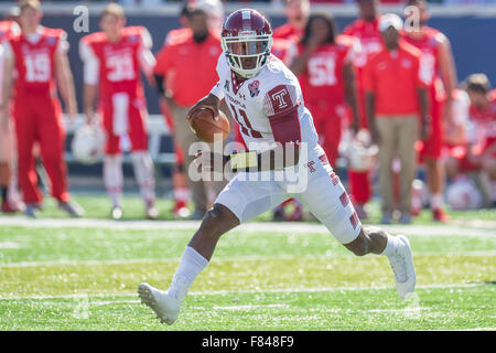 Houston, TX, USA. 5. Dezember 2015. Temple Owls quarterback p.j. Walker (11) klettert im 2. Quartal der amerikanischen Athletic Conference Championship NCAA Football-Spiel zwischen den Tempel Eulen und die University of Houston Cougars im TDECU Stadion in Houston, Texas. Trask Smith/CSM/Alamy Live-Nachrichten Stockfoto