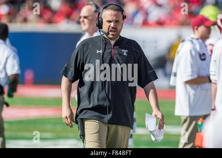 Houston, TX, USA. 5. Dezember 2015. Temple Owls Cheftrainer Matt Rhule im 2. Quartal des amerikanischen Athletic Conference Meisterschaft NCAA Football-Spiel zwischen den Tempel Eulen und die University of Houston Cougars im TDECU Stadion in Houston, Texas. Trask Smith/CSM/Alamy Live-Nachrichten Stockfoto