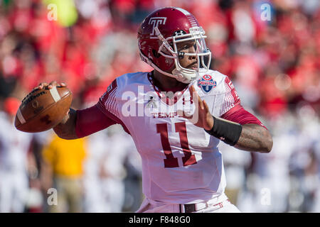 Houston, TX, USA. 5. Dezember 2015. Temple Owls Quarterback p.j. Walker (11) bereitet, den Ball im 1. Quartal der amerikanischen Athletic Conference Meisterschaft NCAA Football-Spiel zwischen den Tempel Eulen und die University of Houston Cougars im TDECU Stadion in Houston, Texas. Trask Smith/CSM/Alamy Live-Nachrichten Stockfoto