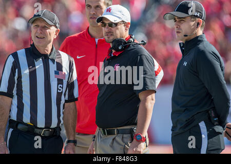 Houston, TX, USA. 5. Dezember 2015. Houston Cougars head Coach Tom Herman im 1. Quartal des amerikanischen Athletic Conference Championship NCAA Football-Spiel zwischen den Tempel Eulen und die University of Houston Cougars im TDECU Stadion in Houston, Texas. Trask Smith/CSM/Alamy Live-Nachrichten Stockfoto