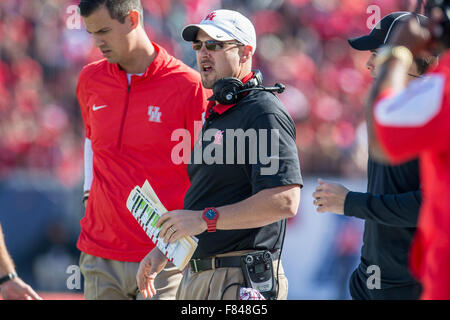 Houston, TX, USA. 5. Dezember 2015. Houston Cougars head Coach Tom Herman im 1. Quartal des amerikanischen Athletic Conference Championship NCAA Football-Spiel zwischen den Tempel Eulen und die University of Houston Cougars im TDECU Stadion in Houston, Texas. Trask Smith/CSM/Alamy Live-Nachrichten Stockfoto