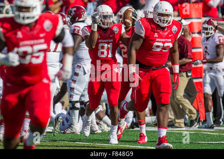 Houston, TX, USA. 5. Dezember 2015. Houston Cougars Linebacker Tyus Bowser (81) feiert nach dem vornehmen einer Interception im 1. Quartal der amerikanischen Athletic Conference Meisterschaft NCAA Football-Spiel zwischen den Tempel Eulen und die University of Houston Cougars im TDECU Stadion in Houston, TX. Trask Smith/CSM/Alamy Live-Nachrichten Stockfoto