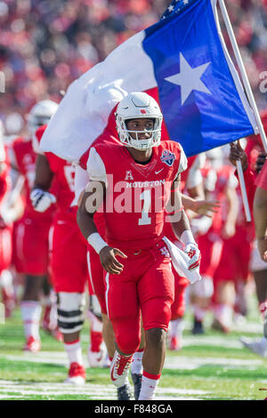 Houston, TX, USA. 5. Dezember 2015. Houston Cougars Quarterback Greg Ward Jr. (1) betritt das Feld vor der amerikanischen Athletic Conference-Meisterschaft NCAA Football-Spiel zwischen den Tempel Eulen und die University of Houston Cougars im TDECU Stadion in Houston, Texas. Trask Smith/CSM/Alamy Live-Nachrichten Stockfoto