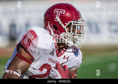 Houston, TX, USA. 5. Dezember 2015. Temple Owls defensive zurück kehrt Anthony Davis (27) einen Kick im 1. Quartal des amerikanischen Athletic Conference Championship NCAA Football-Spiel zwischen den Tempel Eulen und die University of Houston Cougars im TDECU Stadion in Houston, Texas. Trask Smith/CSM/Alamy Live-Nachrichten Stockfoto