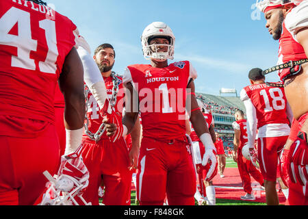 Houston, TX, USA. 5. Dezember 2015. Houston Cougars quarterback Greg Ward Jr. (1) spricht mit Teamkollegen vor der amerikanischen Athletic Conference-Meisterschaft NCAA Football-Spiel zwischen den Tempel Eulen und die University of Houston Cougars im TDECU Stadion in Houston, Texas. Trask Smith/CSM/Alamy Live-Nachrichten Stockfoto