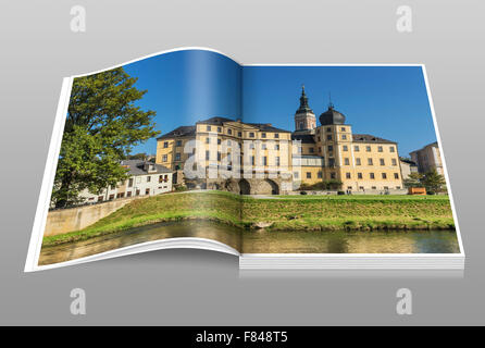 Das untere Schloss befindet sich am Ufer der Weißen Elster, neben der St. Marys Church, Greiz, Thüringen, Deutschland, Europa Stockfoto