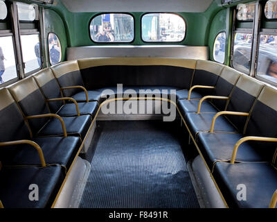 Innenansicht eines 1956-New York City-Bus auf dem Display während der Ferienzeit im Herald Square in New York City Stockfoto