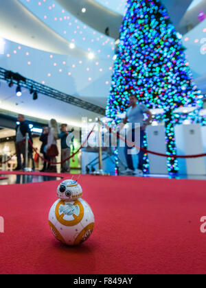 Zürich, Schweiz. 5. Dezember 2015. Ein kleines Radio gesteuert Star Wars BB-8 Roboter Spielzeug auf dem Boden eines Einkaufszentrums Zürich herum cruisen ist. Bildnachweis: Erik Tham/Alamy Live-Nachrichten Stockfoto