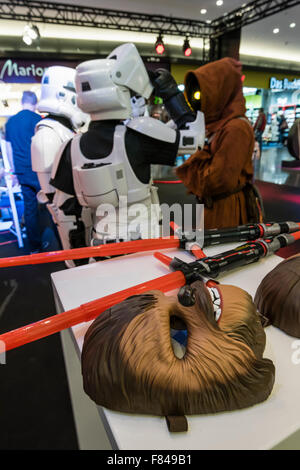 Zürich, Schweiz. 5. Dezember 2015. Menschen in Kostümen der Star Wars-Charaktere nehmen eine kurze Pause bei einem Promotion-Event für den neuen Star Wars Film in einem Einkaufszentrum in Zürich. Bildnachweis: Erik Tham/Alamy Live-Nachrichten Stockfoto