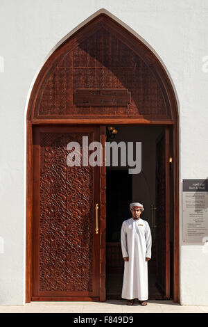Omanische Mann steht in einem Hauseingang in der Bait Al Zubair Museum Komplex in Old Muscat in das Sultanat Oman. Stockfoto