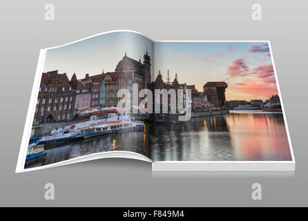 Blick auf die Mottlau an der Uferpromenade und dem Żuraw Kran Tor. Der Kran ist das berühmteste Wahrzeichen, Gdansk, Polen, Europa Stockfoto