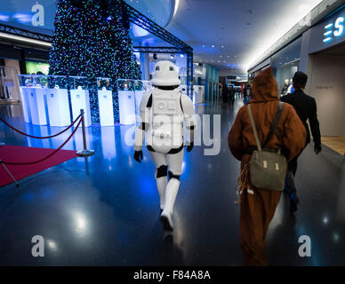 Zürich, Schweiz. 5. Dezember 2015. Mitglieder der Swiss Garrison Star Wars Kostümierung, alle verkleidete als Star Wars-Charaktere sind Fuß über ein Einkaufszentrum in Zürich. Bildnachweis: Erik Tham/Alamy Live-Nachrichten Stockfoto